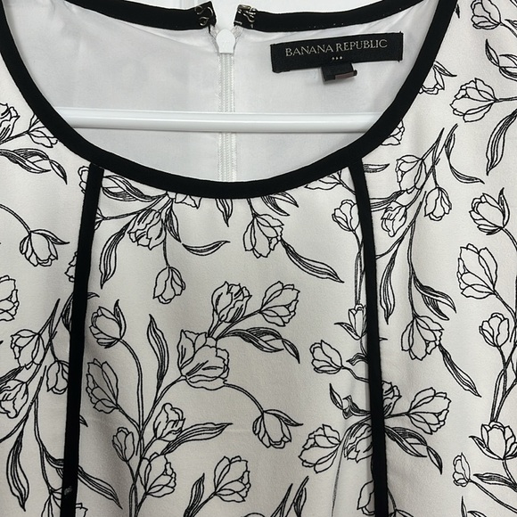 Banana Republic Black and White Floral Blouse | Size 10 - Picture 3 of 6